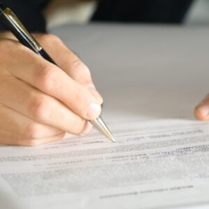Минздравсоцразвития России сформулирована позиция по вопросу применения пониженных тарифов страховых взносов в государственные внебюджетные фонды аптечными организациями, уплачивающими ЕНВД, и гаражными кооперативами, применяющими УСН